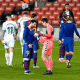 ليونيل ميسي يتبادل قميصه مع إدغار باديا عقب مباراة برشلونة وإلتشي في الدوري الإسباني