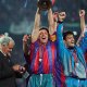 الروماني جورج بوبيسكو يرفع كأس الكؤوس الأوروبية مع برشلونة (Getty)