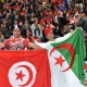مشجعان يرفعان العلمين التونسي والجزائري