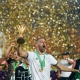 الجزائري إسلام سليماني حاملاً لقب كأس أمم إفريقيا بعد التتويج بها في نسخة مصر عام 2019 (Getty) وين وين winwin