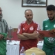 جمال بلماضي ورياض محرز مع أحد لاعبي منتخب جبهة التحرير (faf/facebook)