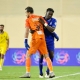 مهاجم الهلال بافتيمبي غوميز وحارس الحزم مليك عسلة بعد التعادل في الدوري السعودي (SPL)