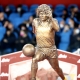 تمثال لأسطورة كرة القدم دييغو أرماندو مارادونا (Getty)