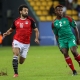 لاعب مصر محمد صلاح (على اليسار) مع لاعب المغرب حمزة منديل (على اليمين) (Getty)