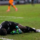 حسرة حارس كوت ديفوار على بادرا سانجاري بعد تسببه في هدف تعادل سيراليون بكأس أمم إفريقيا 2021 (Getty)