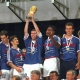 زين الدين زيدان يرفع لقب كأس العالم في نسخة فرنسا 1998 (Getty) ون ون winwin