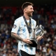 ليونيل ميسي قائد المنتخب الأرجنتيني رفقة كأس الأبطال