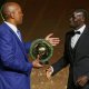 السنغالي ساديو ماني رفقة رئيس الاتحاد الأفريقي لكرة القدم باتريس موتسيبي بحفل جوائز الكاف 2022(Getty)