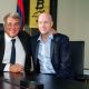 رئيس نادي برشلونة خوان لا بورتا مع المدير الرياضي الجديد الهولندي جوردي كرويف (Twitter/FCBarcelona) ون ون winwin