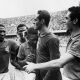 أرشيفية - بيليه يبكى في أحضان دغالما سانتوس بعد فوز البرازيل بكأس العالم 1958 على السويد (getty)