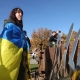 أوكرانية تحمل علم بلادها (Getty) ون ون winwin