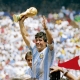 الأسطورة الأرجنتينية دييغو أرماندو مارادونا يحمل كأس العالم 1986 (Getty) ون ون winwin