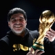 الراحل مارادونا يحمل كأس العالم (Getty/غيتي) ون ون winwin