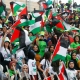 الجماهير الفلسطينية عاشقة لكرة القدم رغم تضييق الإحتلال الصهيوني (Getty) وين وين winwin