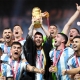 Un cliché intemporel.. Lionel Messi soulève la Coupe du Monde en portant le traditionnel bisht arabe (Getty) One Win Winwin