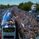 حافلة المنتخب الأرجنتيني في بوينس أيرس وسط الجماهير (Getty)