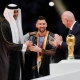 أمير قطر الشيخ تميم بن حمد آل الثاني يمنح ميسي البشت في تتويج كأس العالم 2022