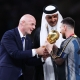 ميسي يستلم لقب كأس العالم من يدي Hمير قطر تميم بن حمد ورئيس الفيفا إنفانتينو(Getty)