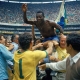 البرازيلي بيليه لحظة احتفاله بتحقيق مونديال المكسيك 1970 (Getty)