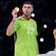 الدولي الأرجنتيني إيميليانو مارتينيز حارس مرمى منتخب الأرجنتين بعد الفوز بكأس العالم قطر 2022 (Getty) ون ون winwin 