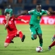 أيمن بن محمد لاعب تونس في صراع على الكرة مع ساديو مانيه نجم السنغال في مواجهة سابقة عام 2019