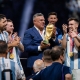 كلاوديو تابيا رئيس الاتحاد الأرجنتيني لكرة القدم يحمل كأس العالم (Getty/غيتي) ون ون winwin