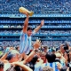 دييغو أرماندو مارادونا يحمل كأس العالم 1986 في نسخة المكسيك (Getty/غيتي) ون ون winwin