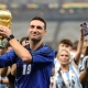 ليونيل سكالوني يحمل كأس العالم 2022 (Getty) ون ون winwin