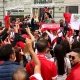 تجمع كبير للجماهير البيروفية أمام أحد الفنادق الذي يقيم فيه منتخب بلادهم(Getty)