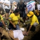 محاولات لإنقاذ مشجع تعرض للإغماء نتيجة التدافع في ملعب السلفادور (Getty) ون ون winwin 