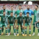 صورة جماعية لتشكيلة لاعبي منتخب الجزائر قبل مواجهة أوغندا اليوم والتي انتهت بفوز "الخضر" (Facebook/FAF) وين وين winwin