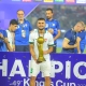 حسين علي مدافع منتخب العراق يرفع كأس ملك تايلاند (Facebook/IFA)
