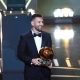 ليونيل ميسي يحمل جائزة الكرة الذهبية 2023 (X/Ballondor) ون ون winwin