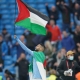 أرشيفية - رياض محرز يرفع علم فلسطين خلال احتفاله بتتويج فريقه السابق مانشستر سيتي بالبريميرليغ موسم 2020-21 (Getty) ون ون winwin
