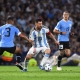 لقطة من مواجهة الأرجنتين والأوروغواي في تصفيات كأس العالم 2026 (Getty) ون ون winwin