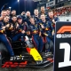 الهولندي ماكس فيرستابن يحتفل مع فريق ريد بول بعد ختام الموسم في أبوظبي (X/F1) وين وين winwin