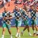 يوسف عطال على اليمين مع بعض لاعبي المنتخب الجزائري في حصة الإحماء قبل مواجهة موزمبيق بتصفيات المونديال(Facebook/FAF)