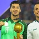 علي الحمادي (يمينًا) رفقة زيدان إقبال في منتخب العراق الأولمبي ون ون winwin facebook/iraqfa