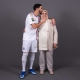 الجزائري سعيد بن رحمة رفقة والدته خلال توقيعه مع نادي ليون الفرنسي (twitter/ OL) ون ون winwin