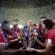 مدرب منتخب قطر ماركيز لوبيز يتوسط لاعبيه وهو يحمل كأس آسيا (winwin) ون ون winwin