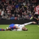 دي يونج متألمًا من إصابته في مباراة برشلونة وأتلتيك بلباو (X: SER)